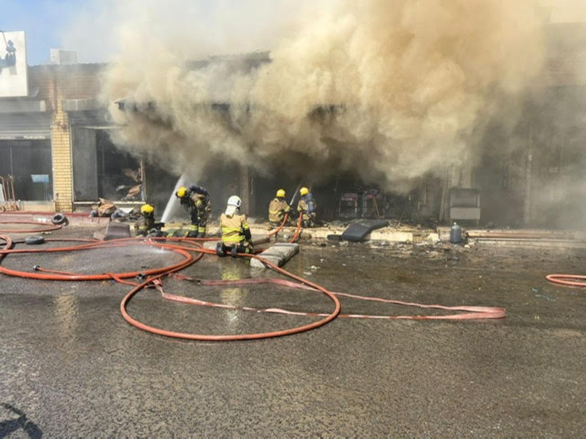 Blaze Erupts in Jahra's Carpet and Sponge Shops | arabtimes