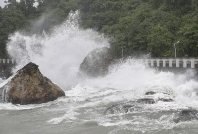 Typhoon bringing heavy rain slowly heads toward Taiwan; 4,000 evacuated ...