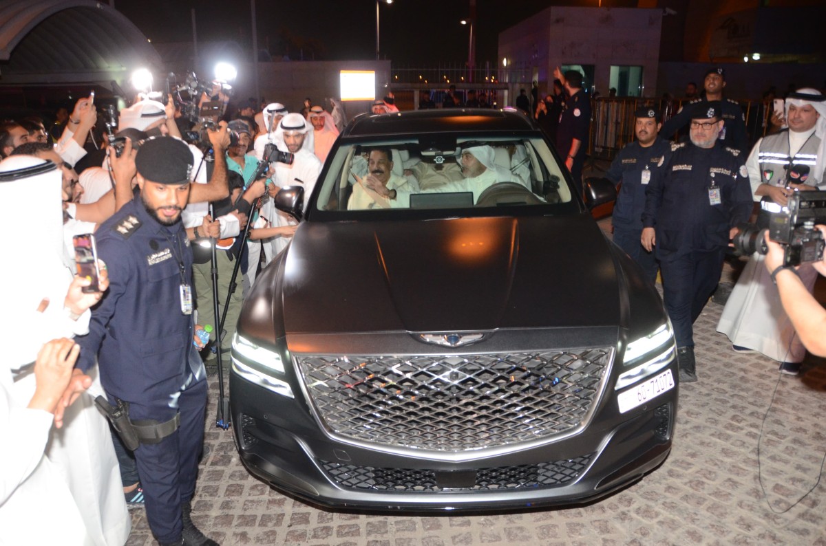 Kuwaiti Music Icon Abdullah Al-Ruwaished Returns Home After Treatment in Germany to a Hero&rsquo;s Welcome