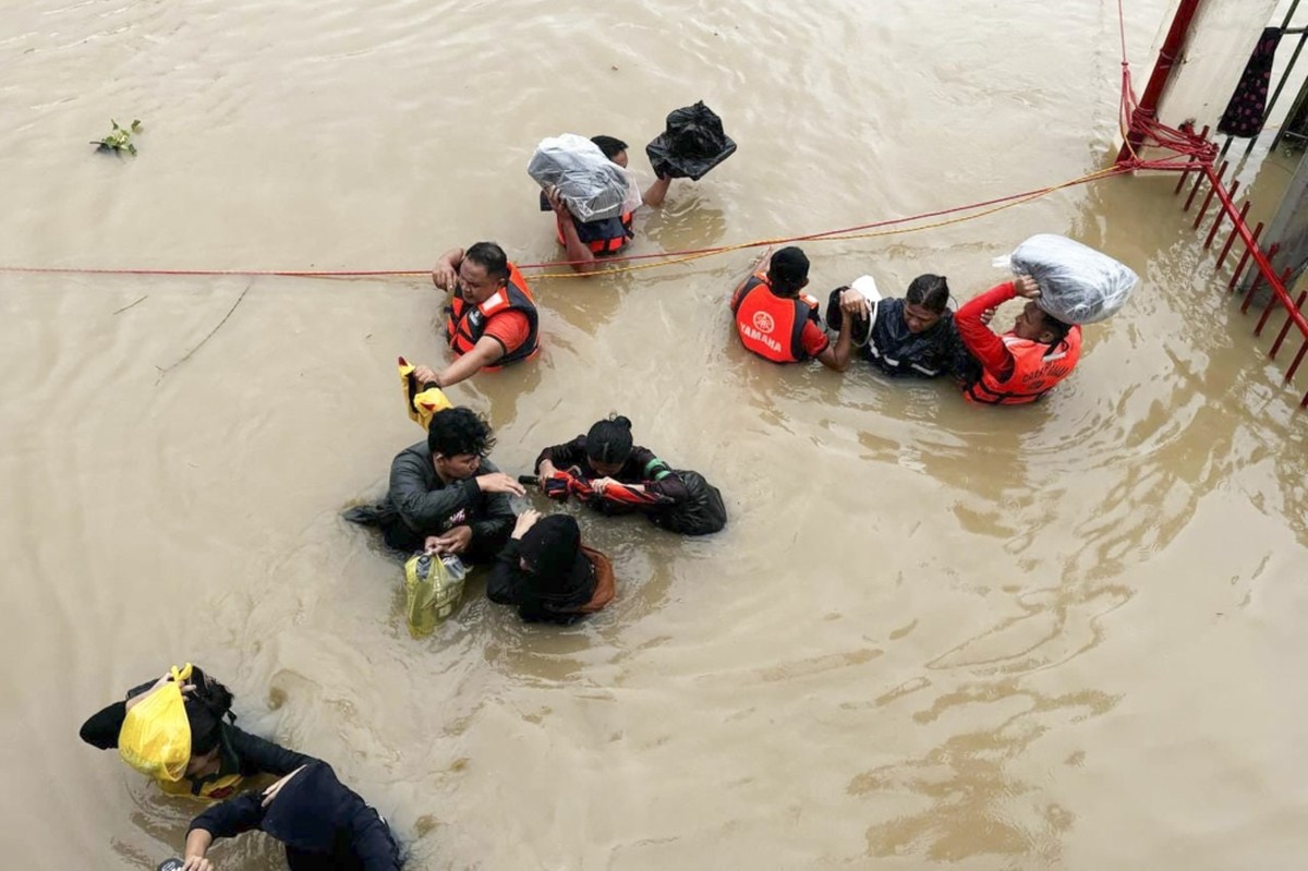 Tropical storm battering Philippines leaves 24 dead in flooding ...