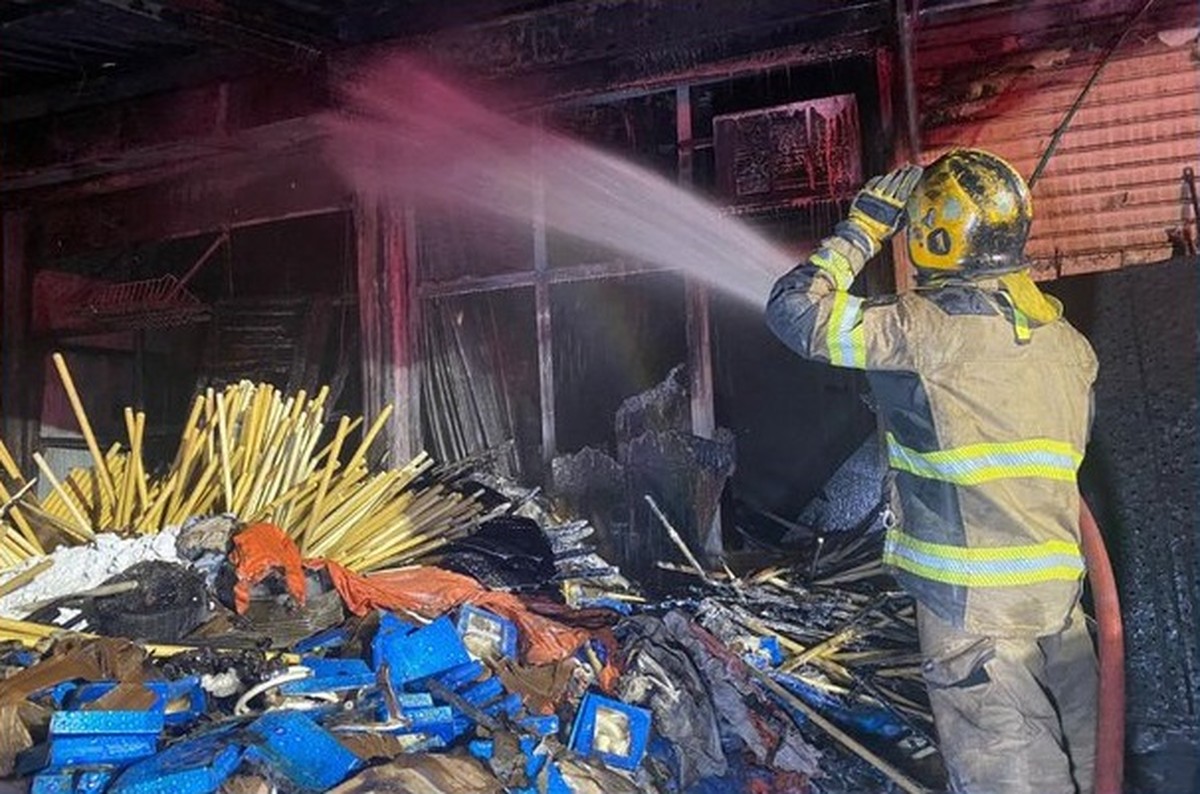 No major injuries as firefighters contain Shuwaikh Industrial Area fire