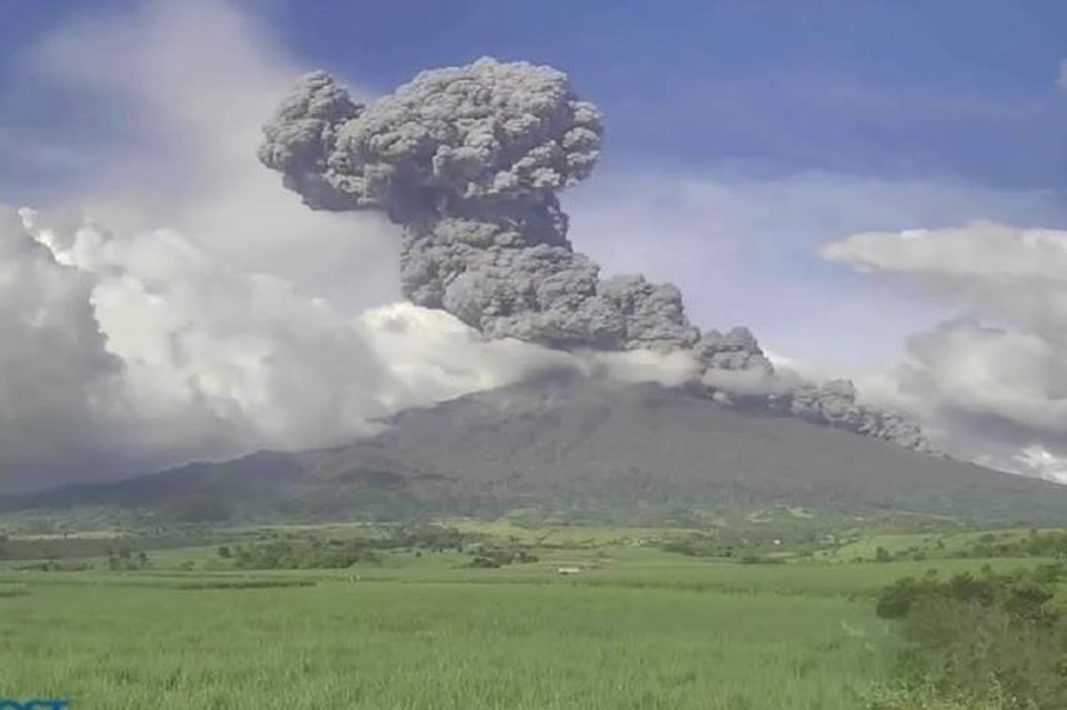 Philippine volcano erupts, spews plume of ash, gas