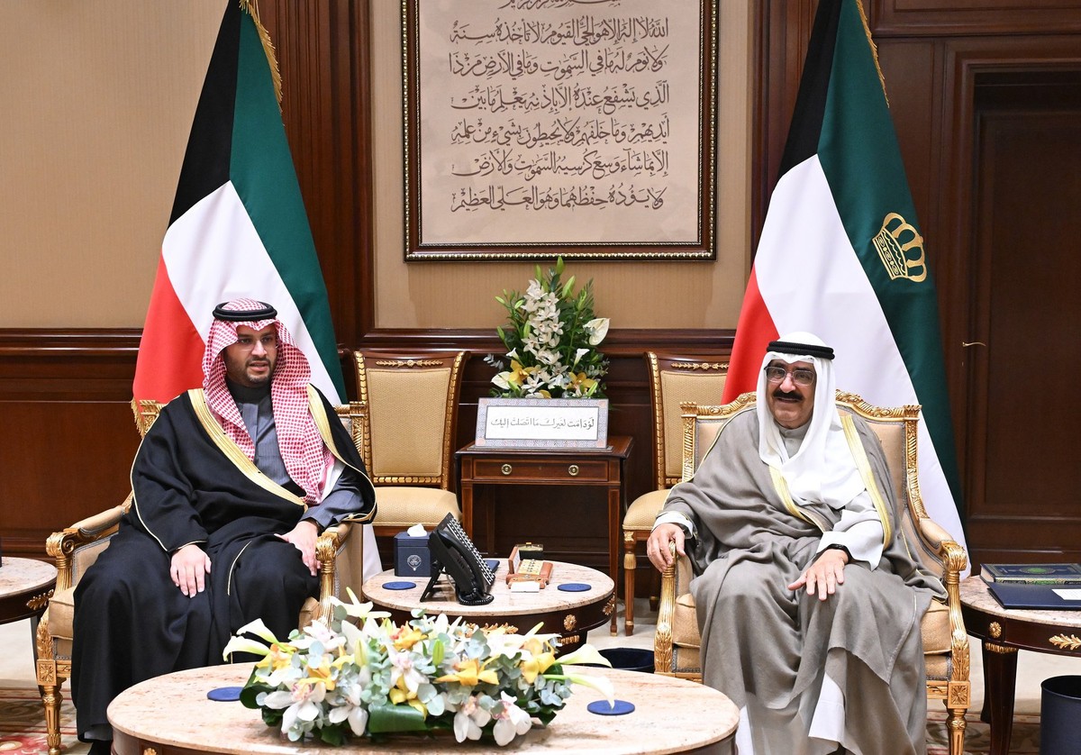 Amir, Crown Prince receive Saudi Minister of State at Bayan Palace