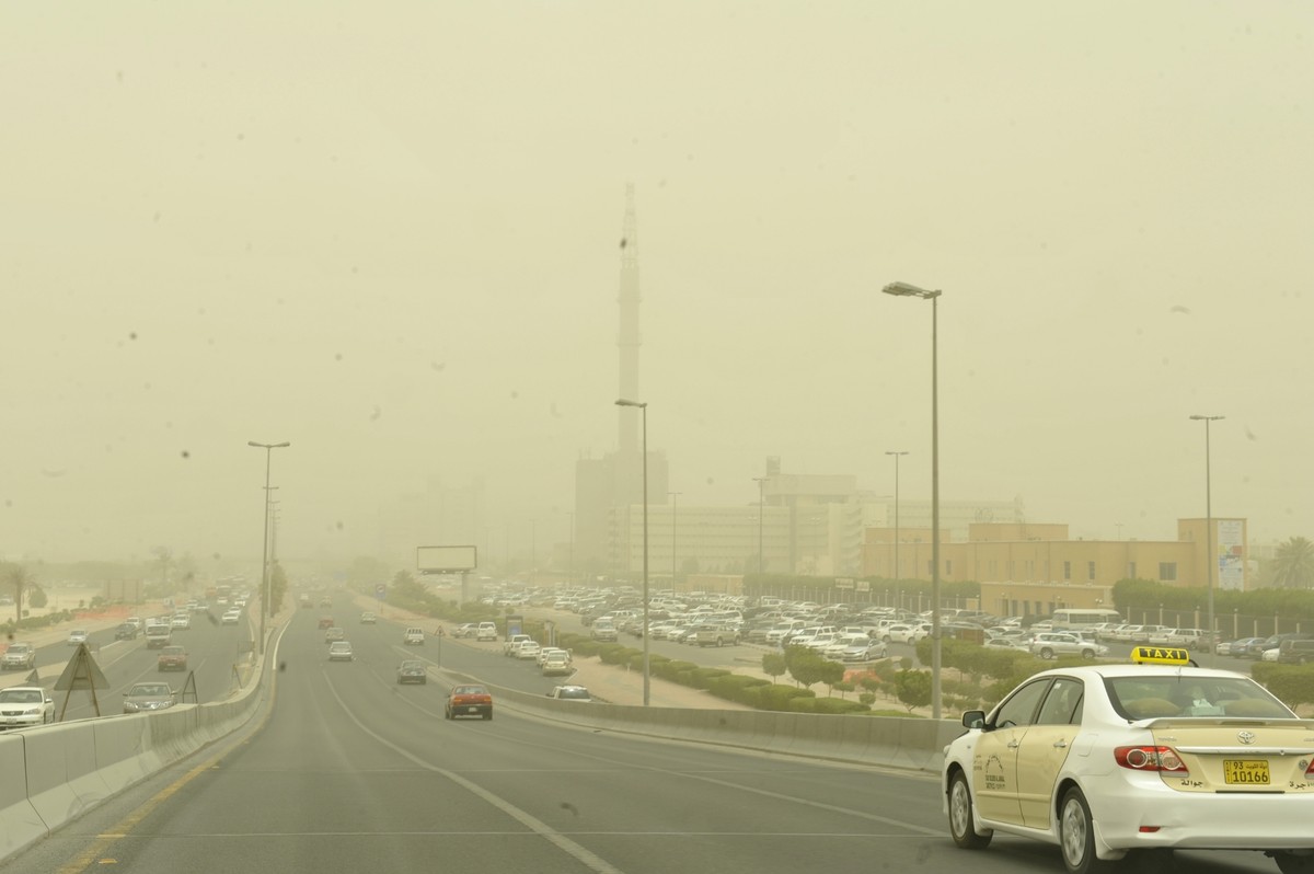 Dust Wave Sweeps Across Kuwait, Bringing Sharp Temperature Drop