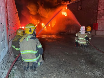Six fire brigades contain warehouse fire in Al-Subiya | arabtimes