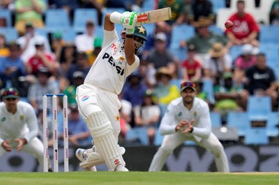 South Africa reaches 82-3 after Pakistan folds for 211 against pacers ...