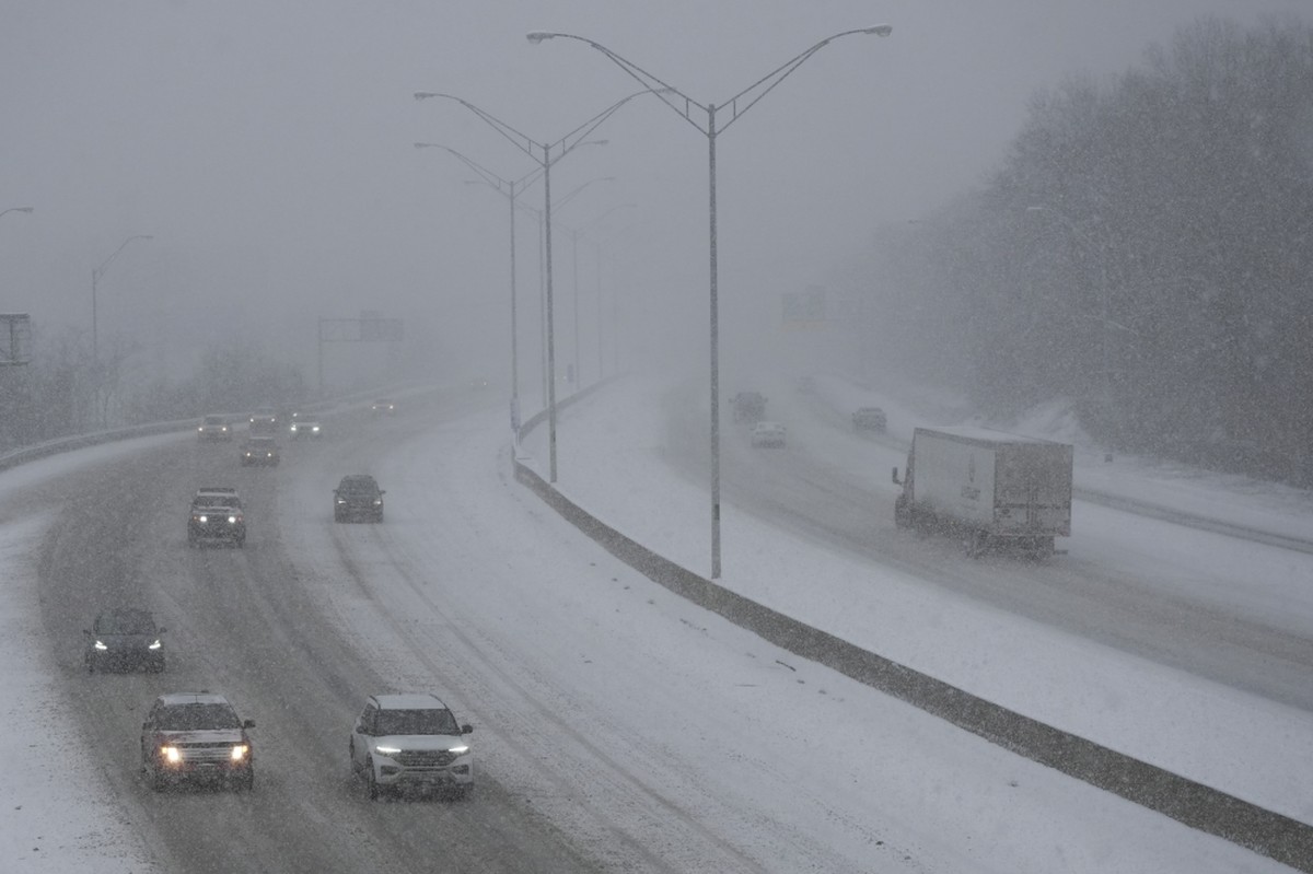 Winter blast of snow, ice, and bitter cold grips the US | arabtimes