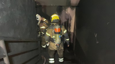 Four firefighting teams contain blaze at Amghara warehouse | arabtimes