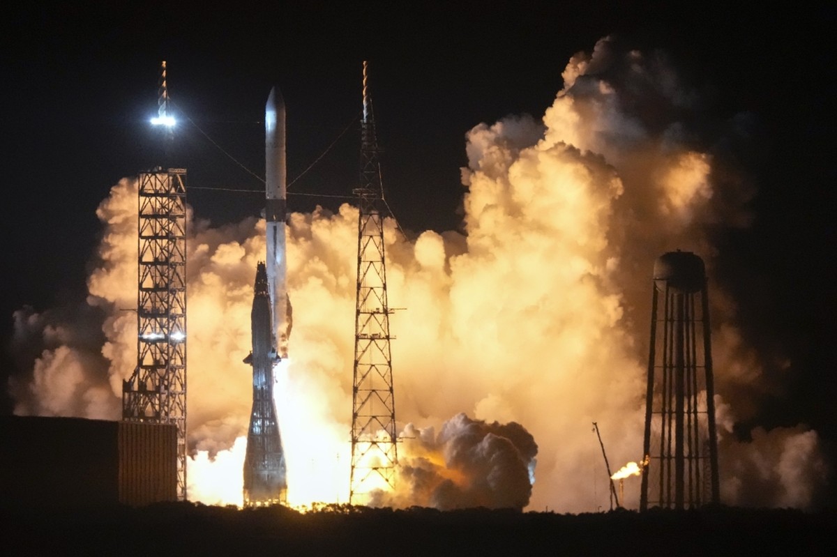 Jeff Bezos’ Blue Origin launches massive New Glenn rocket on first test ...