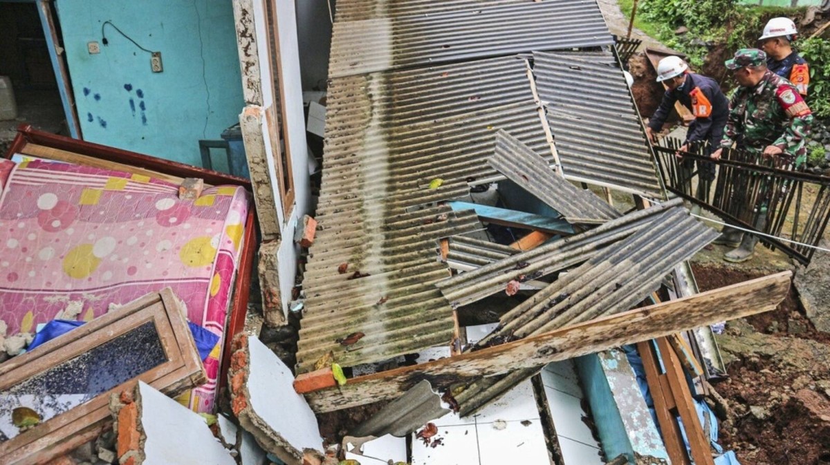 Landslides and flash floods on Indonesia&rsquo;s Java island leave 16 dead