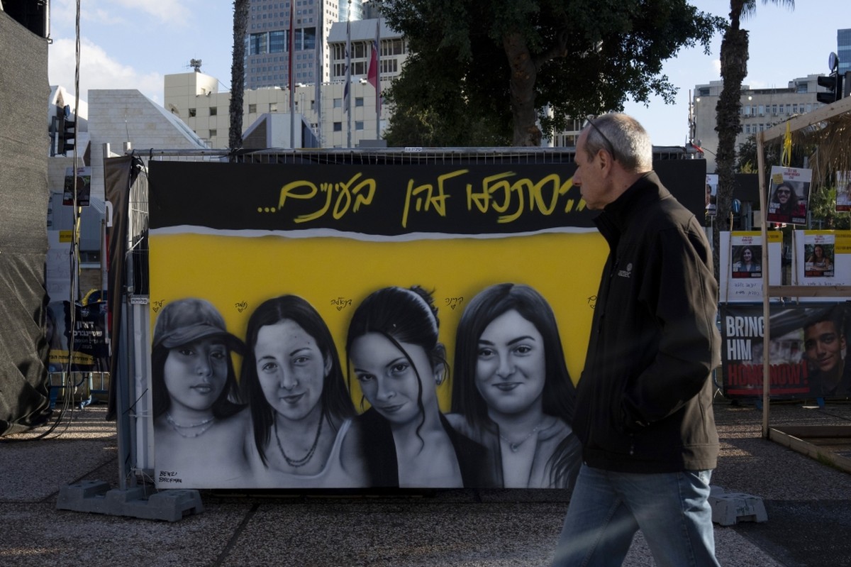 Hamas hands over 4 female Israeli soldiers to Red Cross as part of Gaza ...