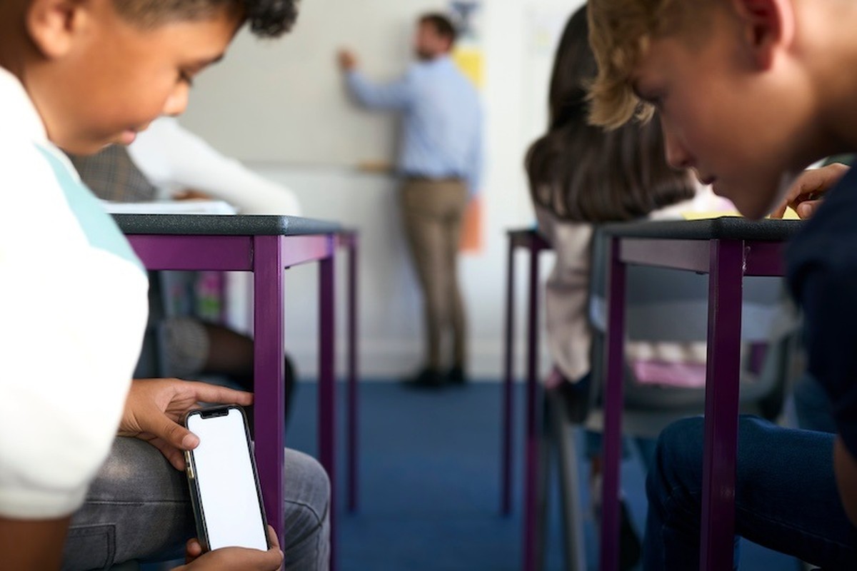 Study unveils alarming smartphone use among kids during school time