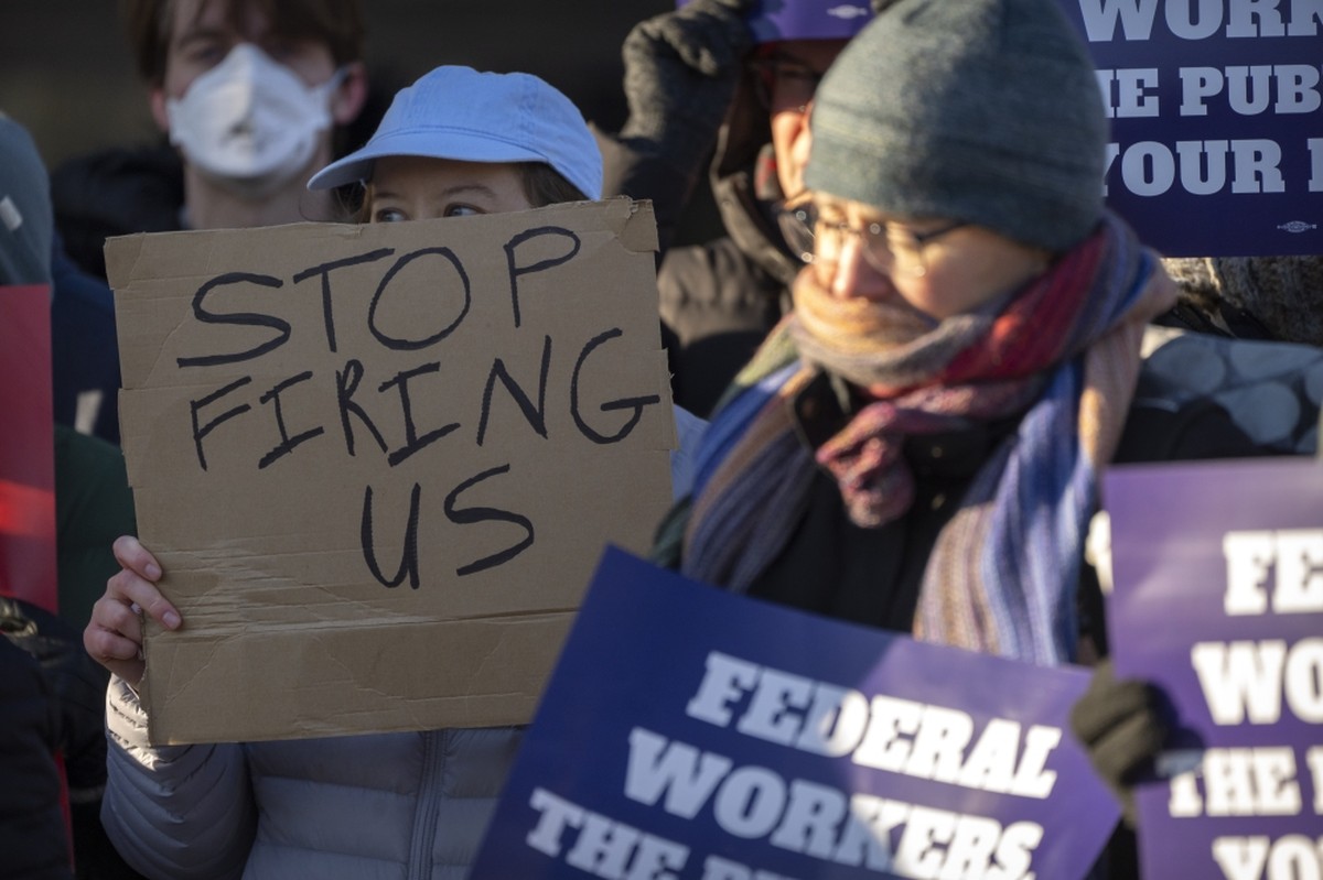 Anger, chaos & confusion take hold as federal workers face mass layoffs ...