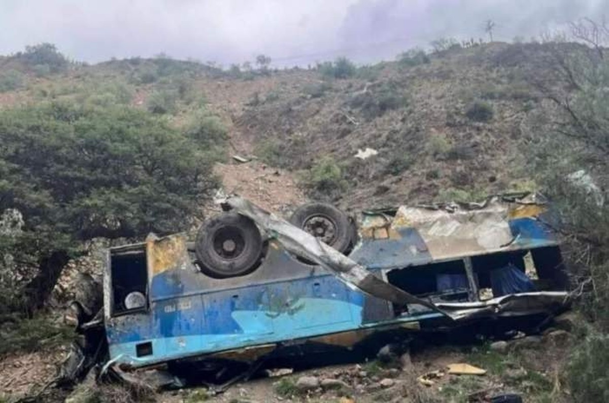 31 killed after bus plunges into ravine in Bolivia