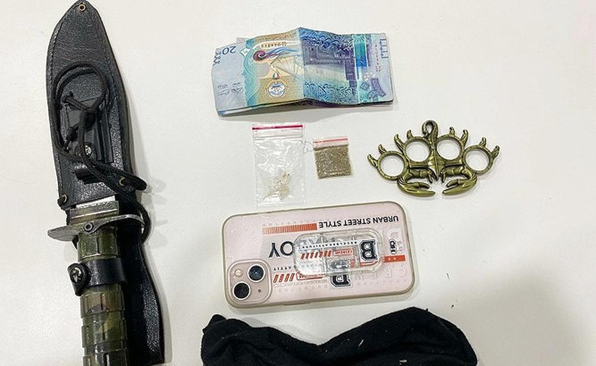 Kuwait Police Uncover Narcotics and Weapons in Vehicle Inspection