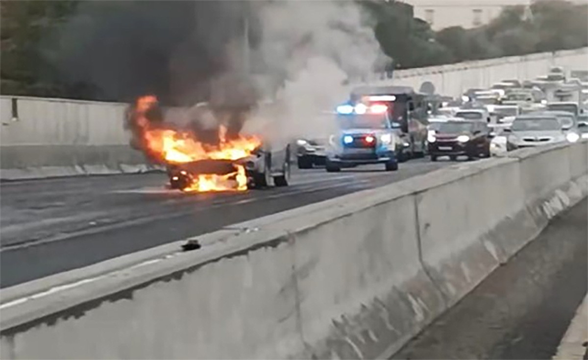 Vehicle Fire on Fourth Ring Road Causes Major Traffic Disruptions