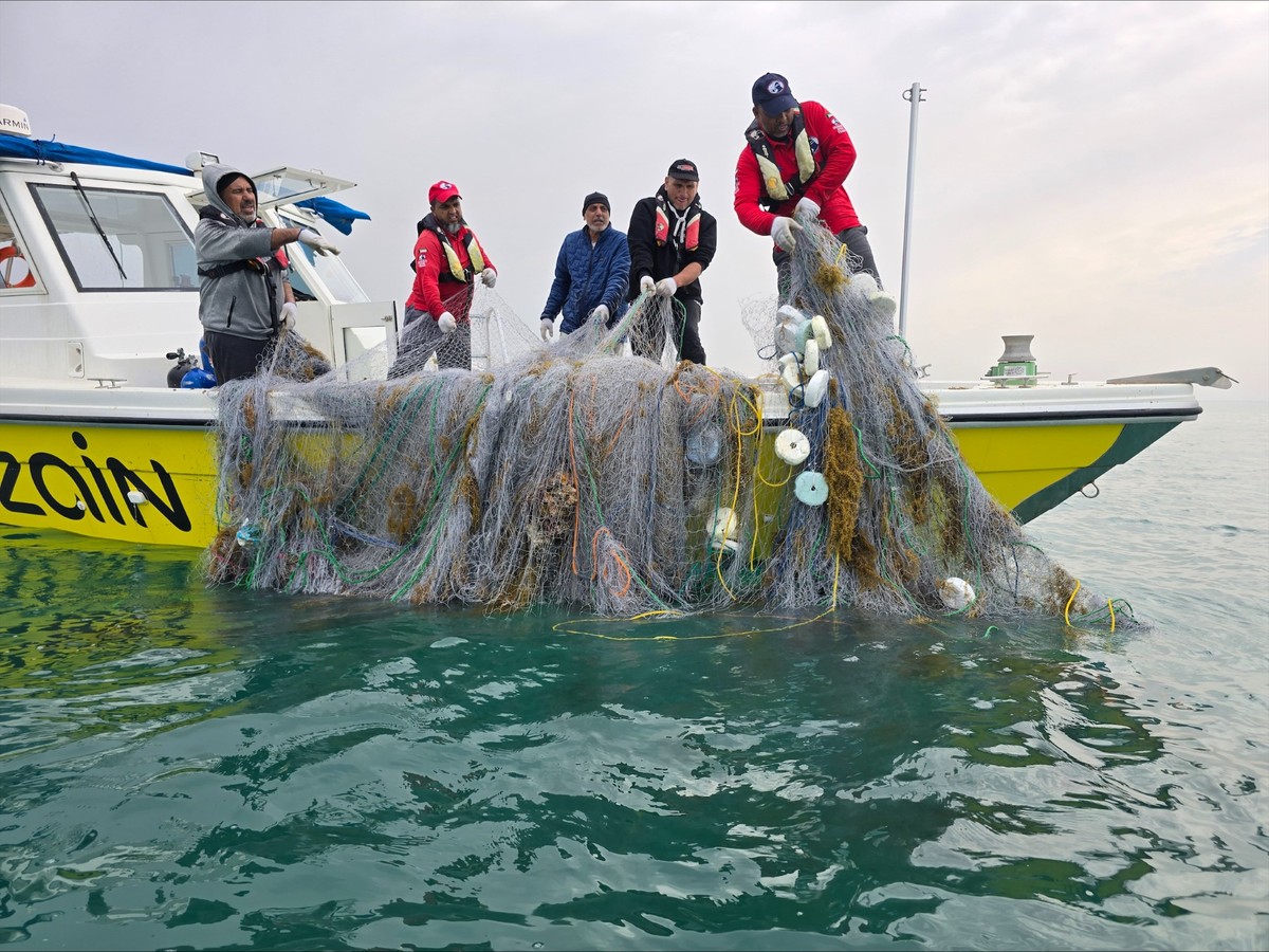 Kuwait Diving Team rescues rare turtle, removes abandoned nets in Bnaider