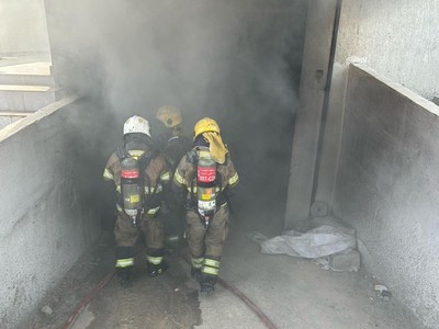 Fire Teams Tackle Shuwaikh Industrial Garage Fire | arabtimes