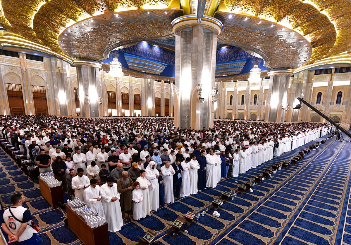 Thousands bid adieu to Ramadan in midnight supplications on 29th