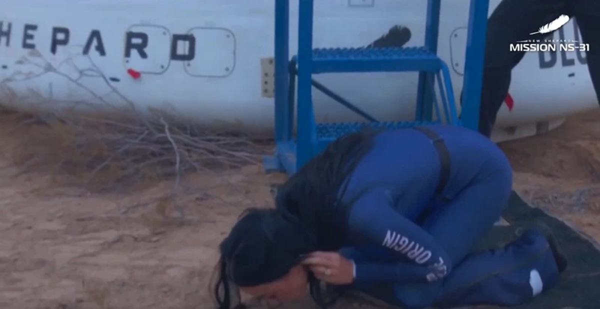 Katy Perry&rsquo;s spaceflight ends with a kiss to the ground