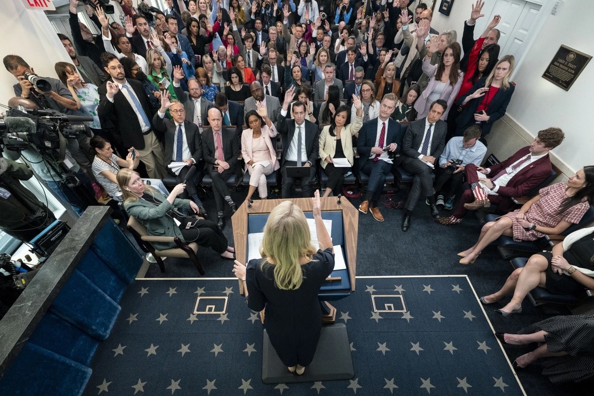 WH starting a new media policy that restricts wire services&rsquo; access to president