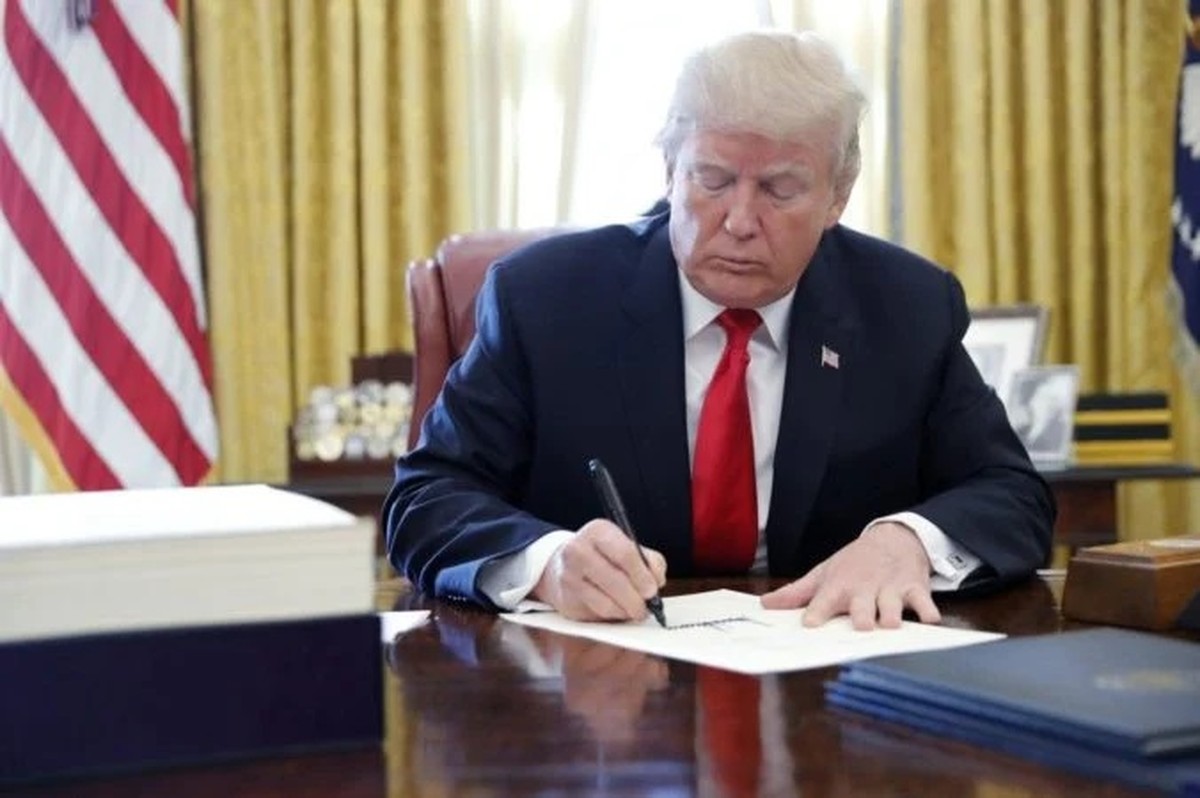 Trump signs executive order to expand AI education across US