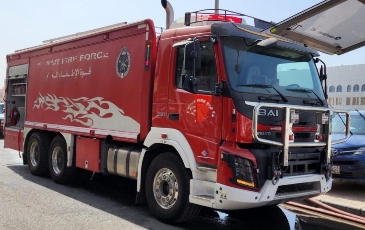 Firefighters contain a shop fire in Farwaniya mall | arabtimes
