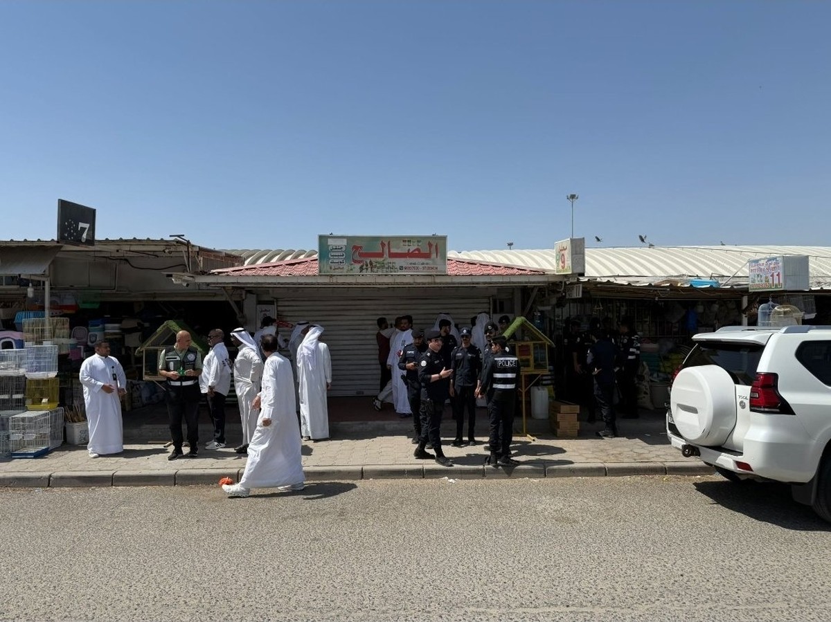 Unlicensed Shops, Street Vendors Caught in  Al-Rai's Bird Market