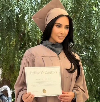 Kim Kardashian finally graduates from law school after six years | arabtimes