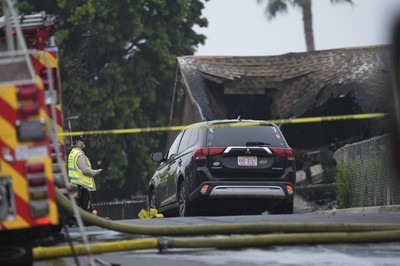 Small plane crashes into San Diego neighborhood, setting homes and ...