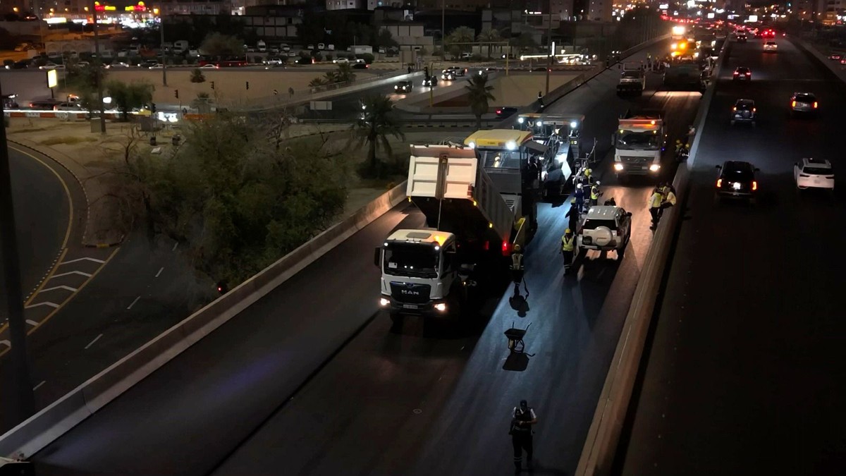 Road maintenance work continues on the Fourth Ring Road