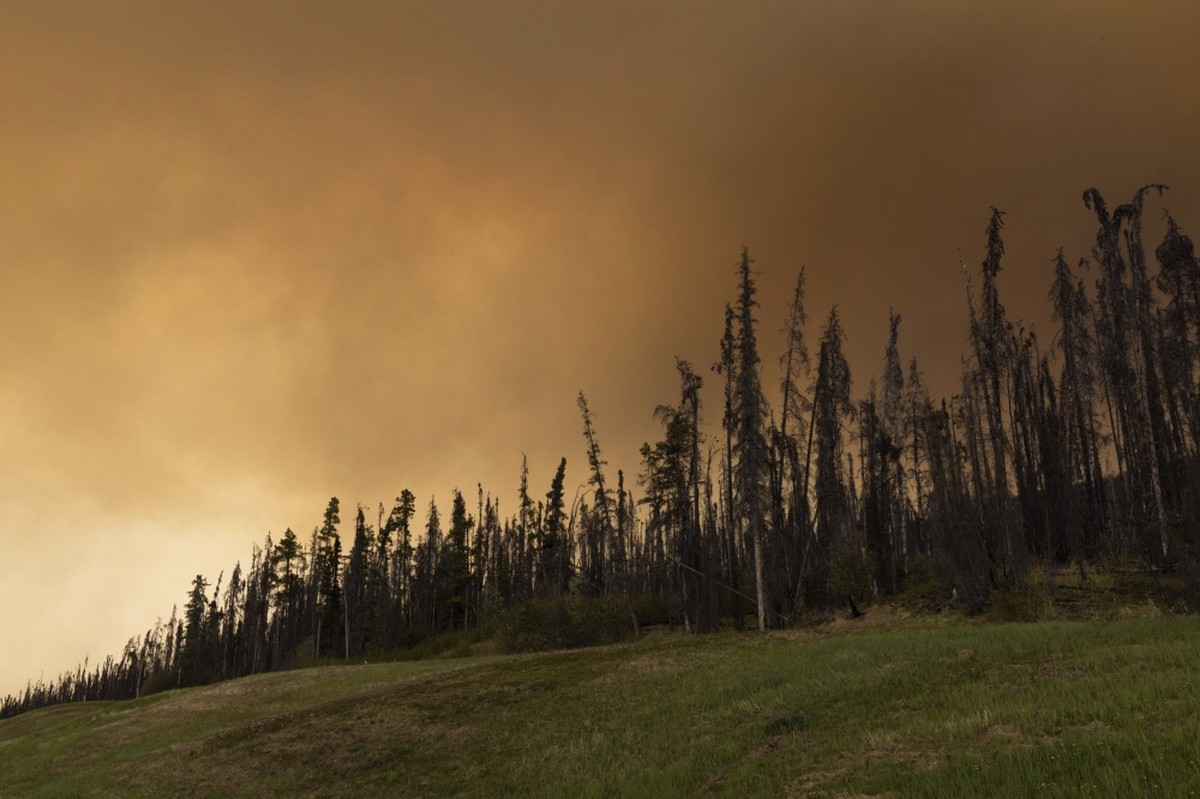 Wildfires burning across central Canada force more people to evacuate ...