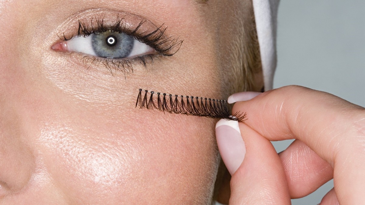 Popular cosmetic practice may cause eye damage, experts warn