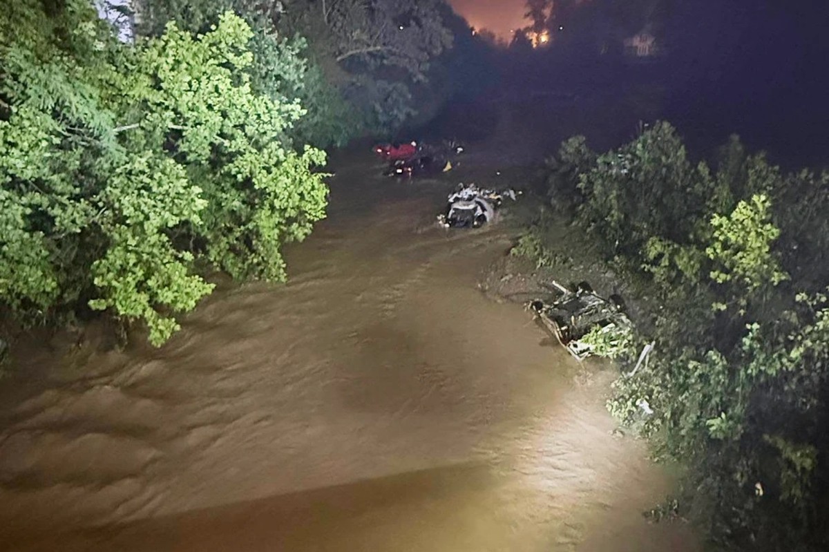Flash flooding kills 5 in West Virginia, rescue teams searching for missing people