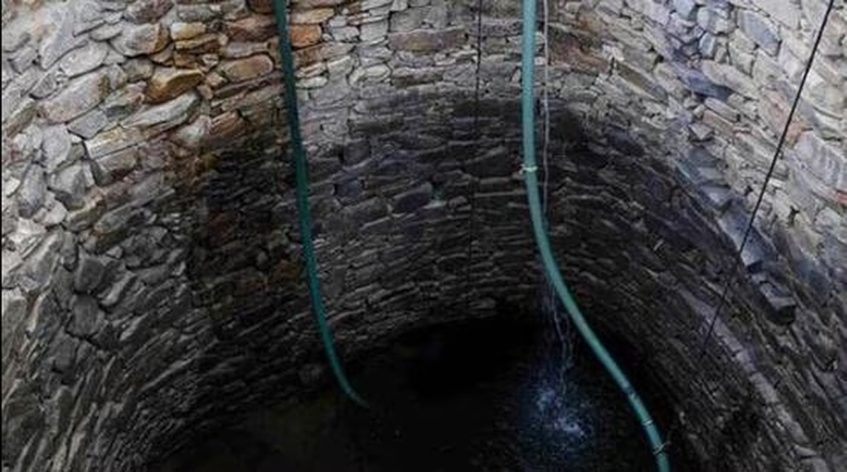 5 dead by inhaling toxic gas inside a well in central India