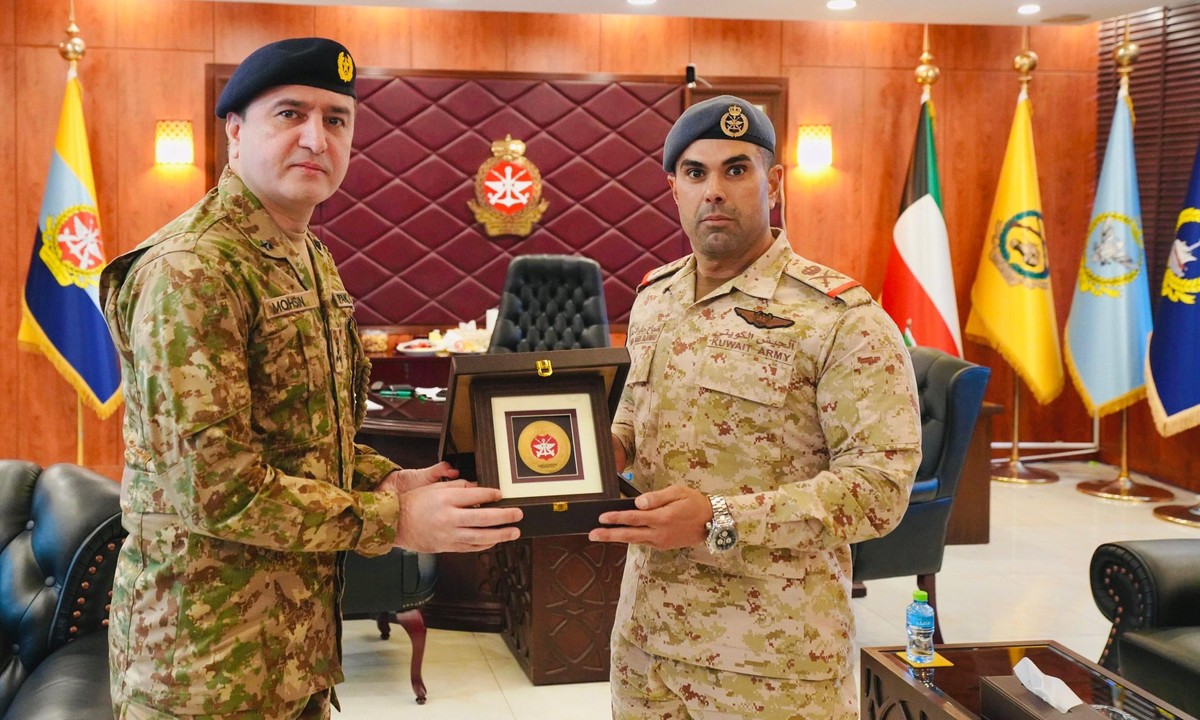 Kuwaiti and Pakistani military officials confer on joint matters