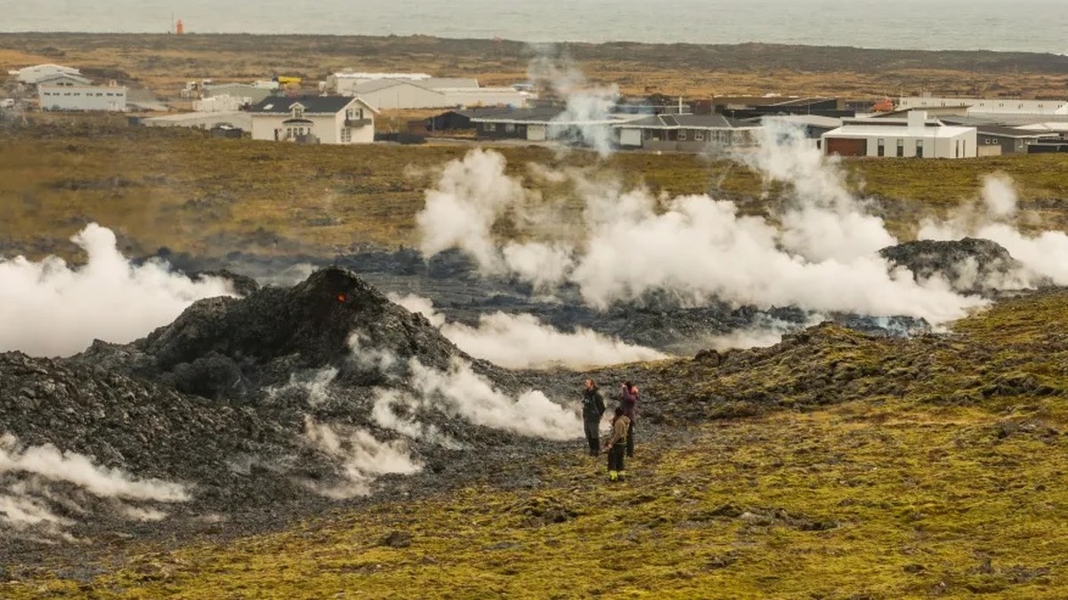 Southwestern Iceland volcano erupts, prompting evacuation of town and geothermal spa