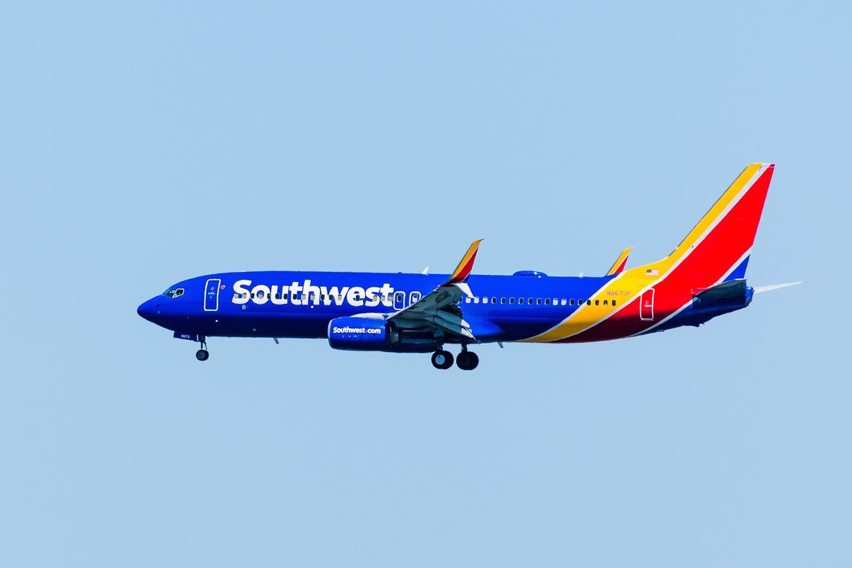 Passenger panic as Southwest jet plunges 500 feet in airspace near miss