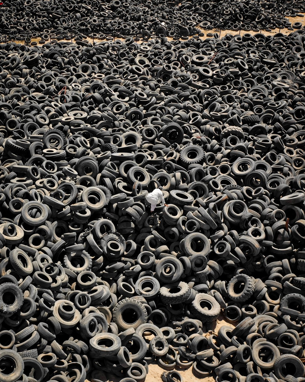 Kuwait&rsquo;s Forgotten Tyre Graveyard: Push for Urgent Cleanup Plan