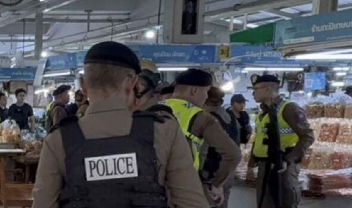 6 killed in Bangkok market shooting; gunman dies by suicide