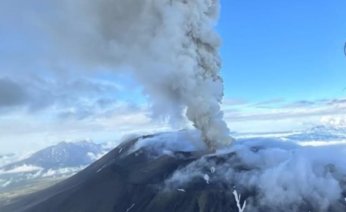 Volcano erupts on Russia's far eastern Kamchatka Peninsula