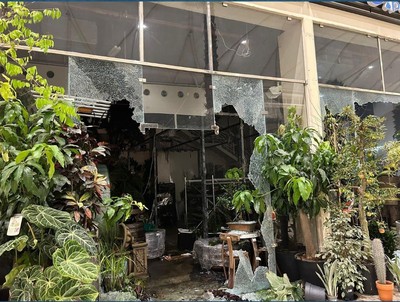 Firefighters contain a store fire in Shuwaikh shopping complex | arabtimes