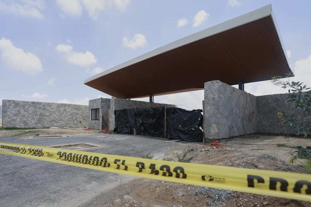 32 bodies found in clandestine graves in central Mexico