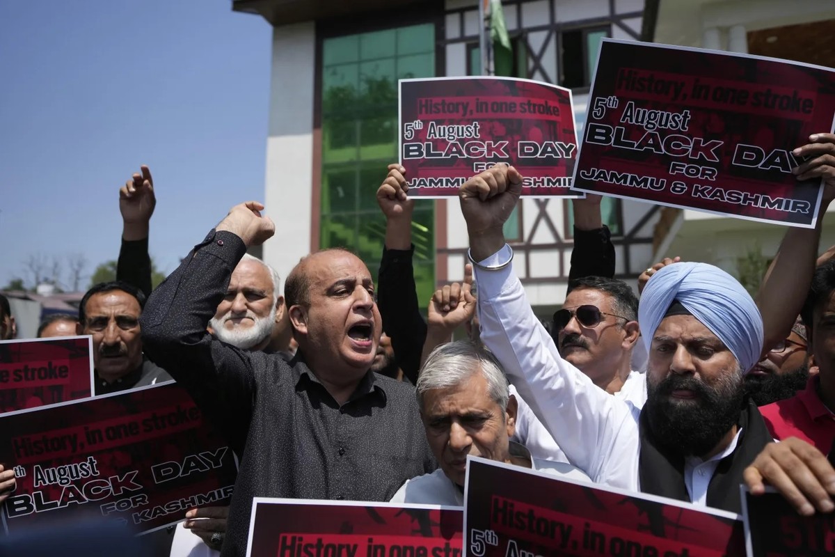 Pakistanis hold anti-India rallies to mark 6th 'versary of revocation of Kashmir&rsquo;s special status