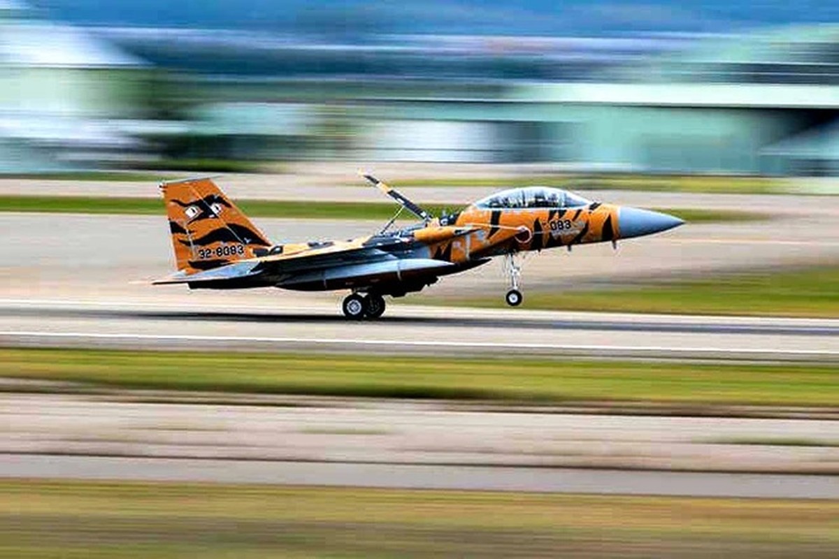 ASDF jet crashes off east Japan, lone pilot rescued