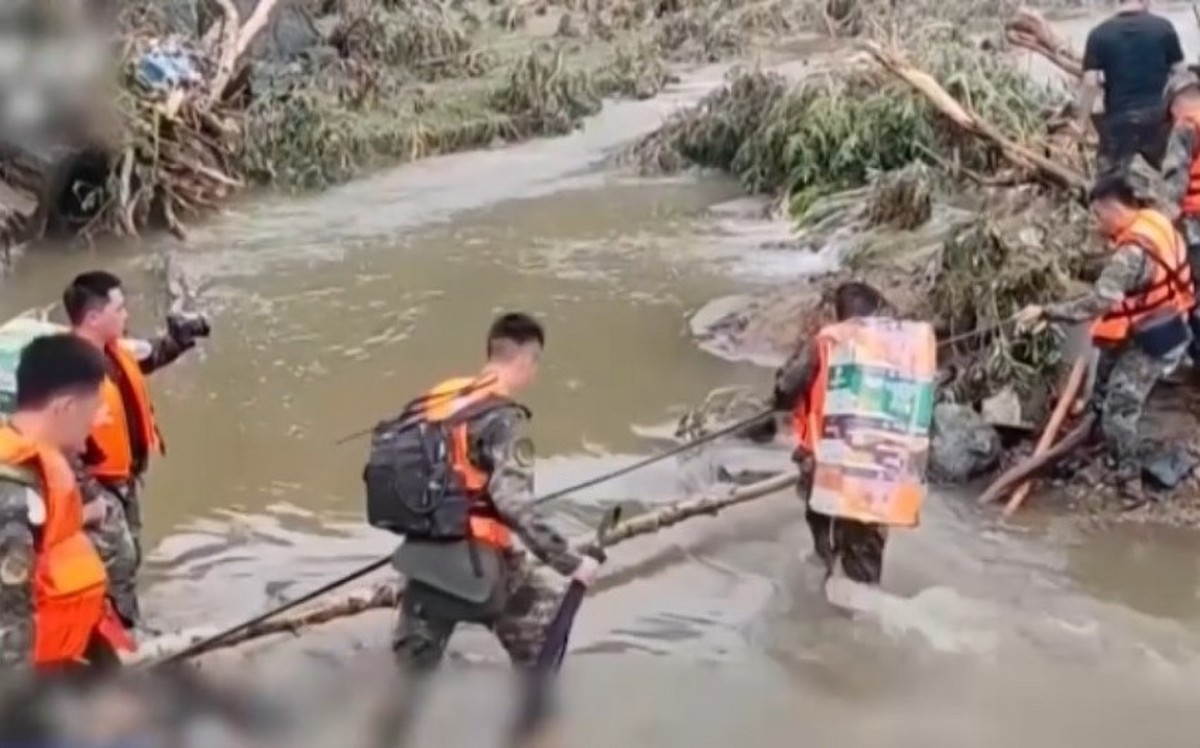 Flash flood in north China leaves 8 dead, 4 missing