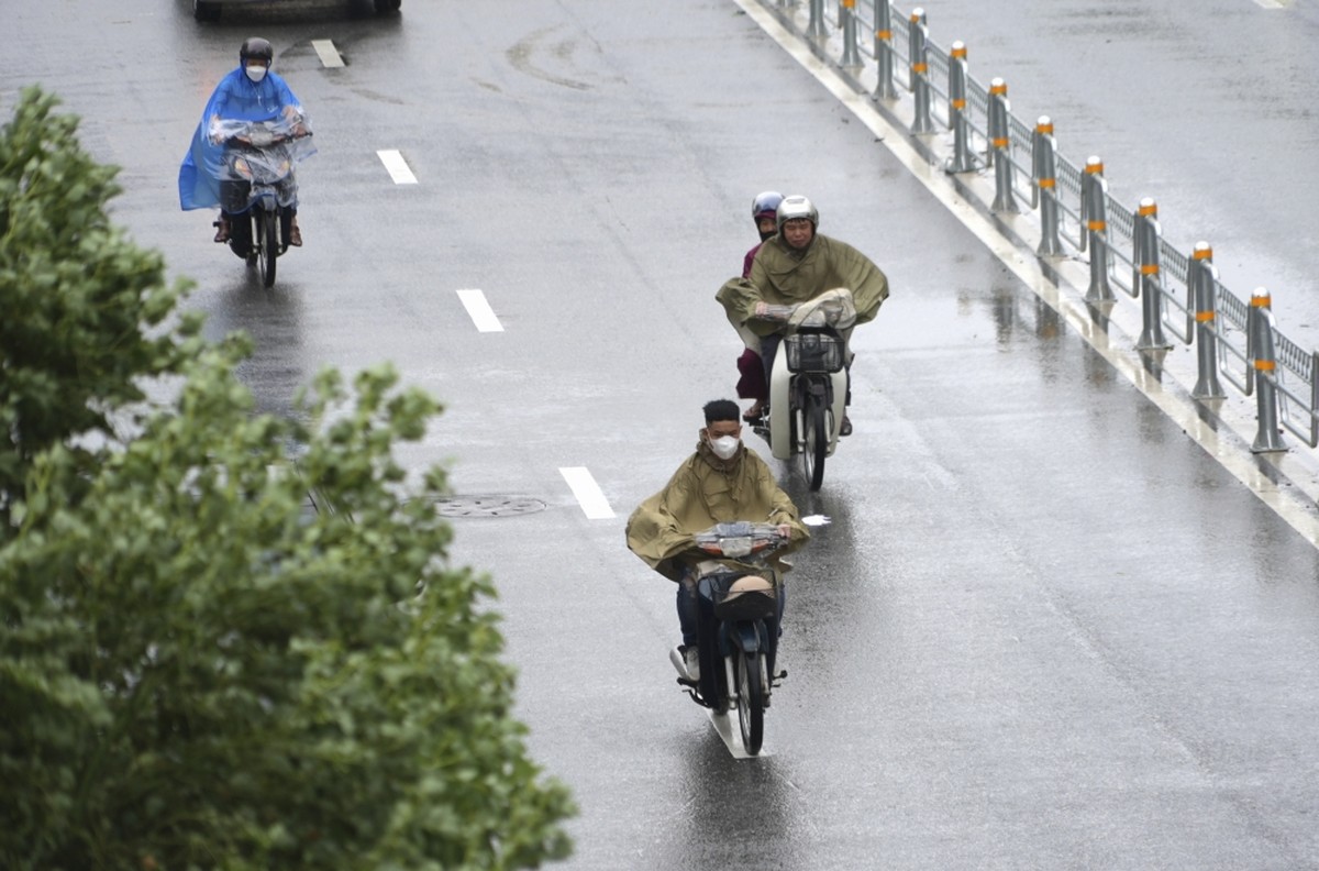 2 killed in flash flooding in central Vietnam