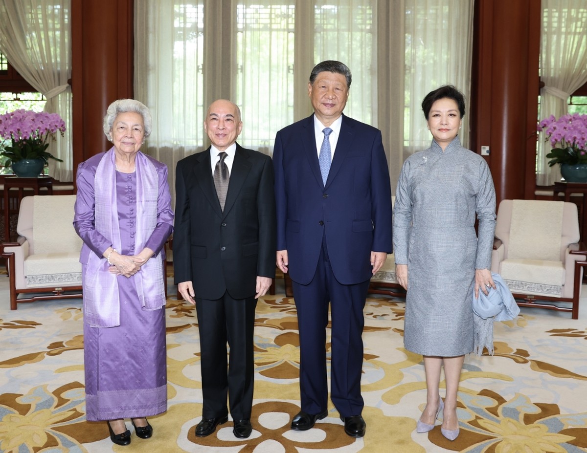 Chinese President Xi and wife meet Cambodian King, Queen Mother