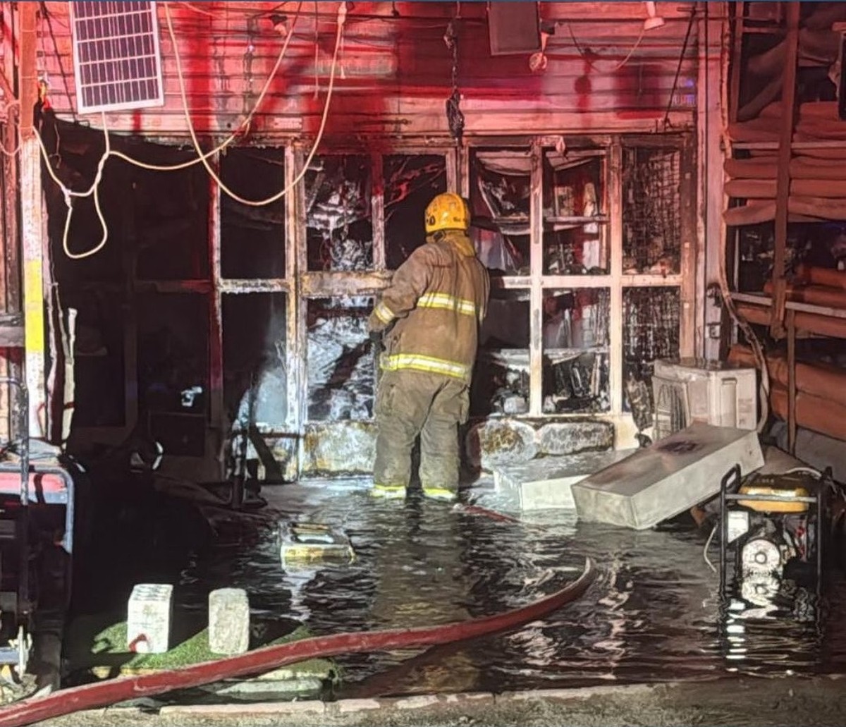 Firefighting teams contain blaze at shops in Al-Abdali area