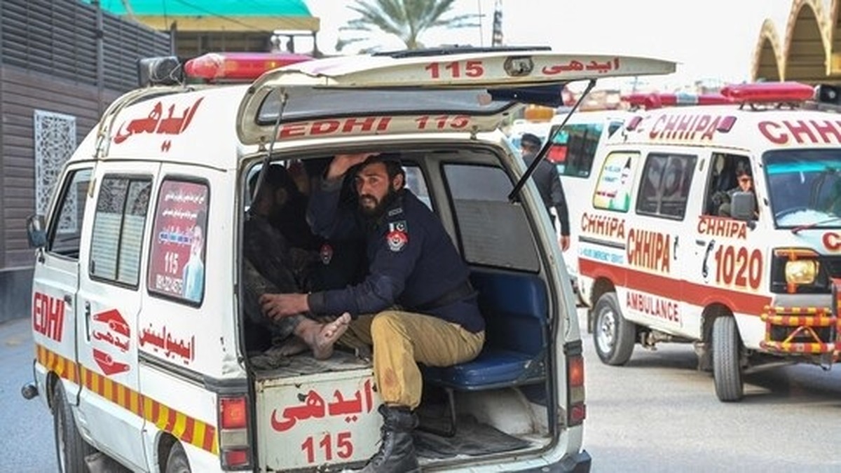 13 injured as blast hits train in SW Pakistan